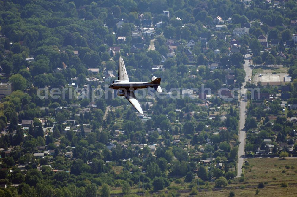 Aerial image Berlin - Blick auf den Rosinenbomber des Air Service Berlin. Die Douglas DC-3, einer jener Rosinenbomber, die Westberlin während der Blockade via Luftbrücke versorgte, wurde instand gesetzt und originalgetreu restauriert. Er dient heute Rundflügen. Kontakt: Air Service Berlin CFH GmbH, Flughafen Berlin-Schönefeld, Gebäude G 005, 12521 Berlin, Tel. +49 (0)30 60 91 37 30, Fax +49 (0)30 60 91 37 31, EMail info@air-service-berlin.de