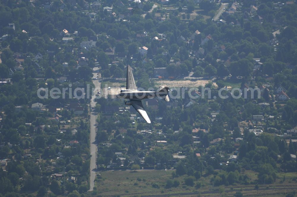 Aerial photograph Berlin - Blick auf den Rosinenbomber des Air Service Berlin. Die Douglas DC-3, einer jener Rosinenbomber, die Westberlin während der Blockade via Luftbrücke versorgte, wurde instand gesetzt und originalgetreu restauriert. Er dient heute Rundflügen. Kontakt: Air Service Berlin CFH GmbH, Flughafen Berlin-Schönefeld, Gebäude G 005, 12521 Berlin, Tel. +49 (0)30 60 91 37 30, Fax +49 (0)30 60 91 37 31, EMail info@air-service-berlin.de