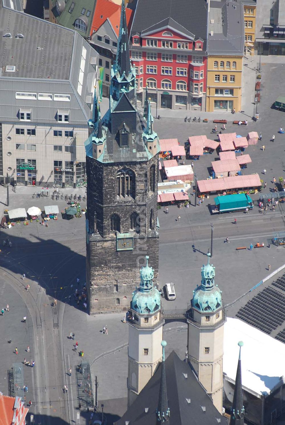 Aerial photograph Halle/Saale - Blick auf die die Altstadt von Halle mit dem Roten Turm und der Marienkirche