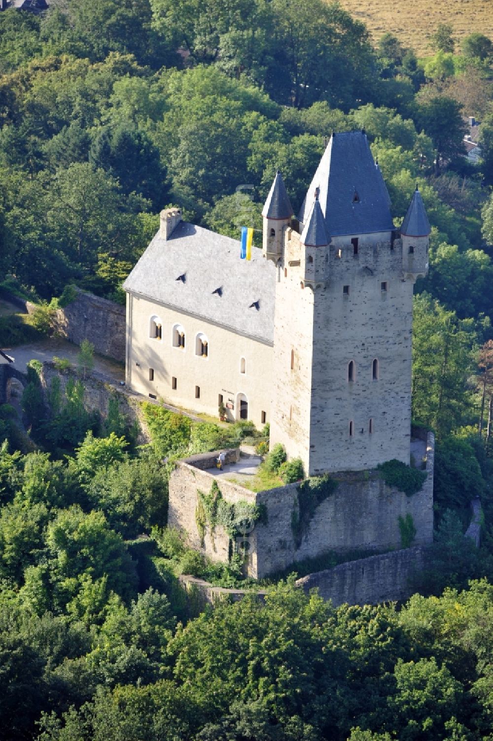 Nassau from the bird's eye view: View of the ruins of the castle Nassau near the honomynous place, Rhineland-Palatinate. The summit castle was created before 1100. Since 1965 it is owned by the management castles and antiquities of Rhineland-Palatinate. The dungeon, in which inter alia a ceremonial hall of the registry office Nassau is located, can be visited for free