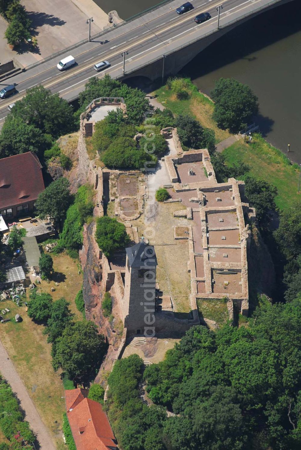 Halle/Saale from the bird's eye view: Blick auf die Burg Giebichenstein in Halle: Oberburg (Ruine): Burg Giebichenstein, Seebener Strasse 1, 06114 Halle/Saale, Infotelefon: 0345-5233857 - Unterburg (Kunsthochschule): Burg Giebichenstein, Hochschule für Kunst und Design Halle, Postfach 200252, D-06003 Halle (Saale), Homepage: