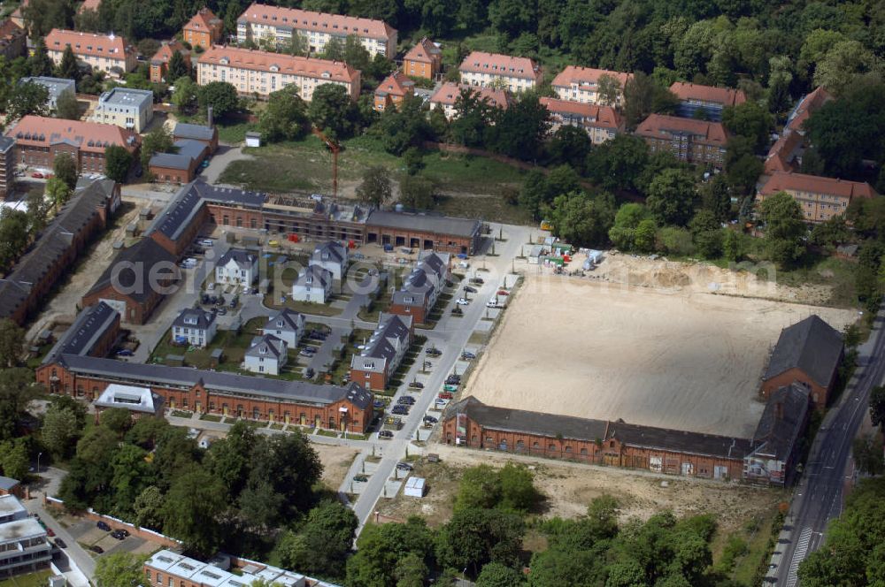 Potsdam from above - 24.05.2008 Potsdam Blick auf die Ruinenbergkaserne in Potsdam. Sie umfasst das Karree zwischen Pappelallee, An der Einsiedelei, Ruinenbergstraße und Schlegelstraße. Die Kaserne wurde 1885 bis 1889 im neugotischen Stil für das 1. Garde-Ulanen-Regiment gebaut. Die repräsentativ und burgenartig gestaltete Anlage umfasst auch Pferdeställe, Reithallen und Reitplätze. Nach 1919 waren hier Reichswehr und Wehrmacht stationiert. Ab 1955 wurde die Kaserne als einzige im Stadtgebiet von Potsdam durch die NVA genutzt. Dort waren ein Pionierbaubataillon und eine Einheit der Luftabwehr. Wegen der Lage am Ruinenberg und der Ausführung in rotem Backstein wurde die Kaserne auch Rote Ruine genannt. Seit 1991 hat das Amt für Soziales und Versorgung des Landes Brandenburg einen Sitz in der Ruinenbergkaserne.