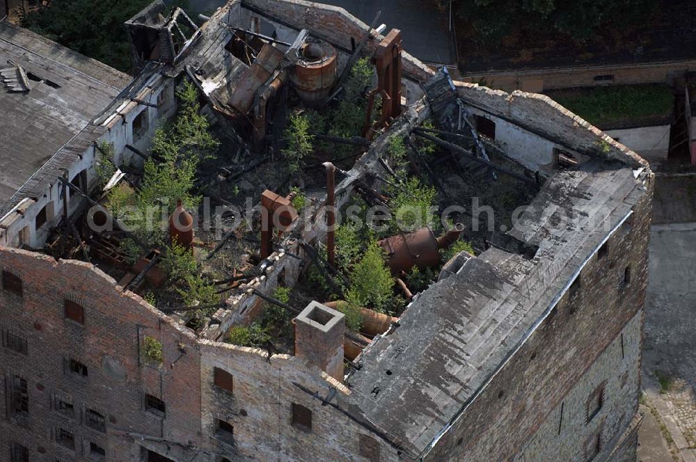 Aerial photograph Nienburg - Blick auf das Ruinengebäude der alten Malzfabrik nahe der Schloßstraße in Nienburg an der Saale.