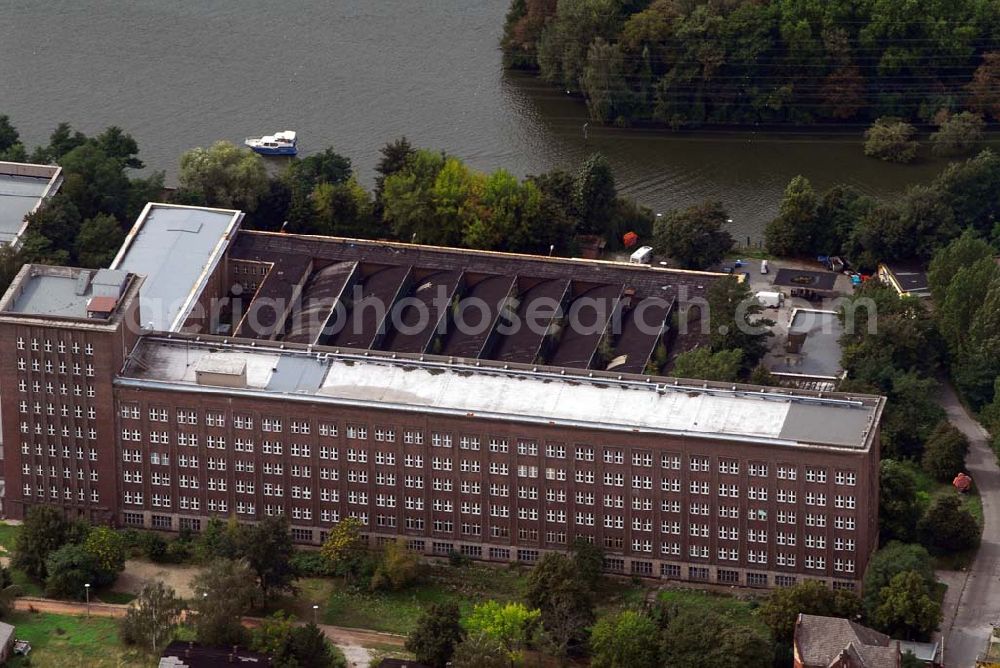 Berlin from the bird's eye view: Das Rundfunkzentrum Nalepastraße in Berlin zählt zu den bedeutensten Funkbauten der DDR. Hier wurden Maßstäbe für die Rundfunkkultur gesetzt. Dieses mächtige Medium war sowohl Propagandamittel im Kampf der Systeme und Mittel zur Darstellung nach außen als auch nicht zu unterschätzender Kulturträger in der Gesellschaft der DDR. Es ist fast vollständig - bis auf die elektronische Einrichtung - im Zustand der Erbauungszeit erhalten. Man findet hier zum Beispiel Musikaufnahme- und Hörspielstudios. Wegen ihrer sehr guten akustischen Eigenschaften sind die Studios und die Aufnahmesäle für jede Art von Tonaufnahmen auch heute noch nutzbar. Das Gebäude wurde 2006 von dem Unternehmer Albert Ben-David von der Bau und Praktik GmbH erworben.