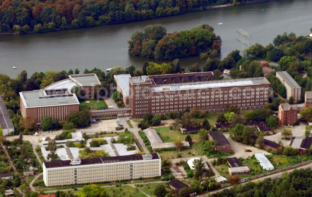 Aerial image Berlin - Das Rundfunkzentrum Nalepastraße in Berlin zählt zu den bedeutensten Funkbauten der DDR. Hier wurden Maßstäbe für die Rundfunkkultur gesetzt. Dieses mächtige Medium war sowohl Propagandamittel im Kampf der Systeme und Mittel zur Darstellung nach außen als auch nicht zu unterschätzender Kulturträger in der Gesellschaft der DDR. Es ist fast vollständig - bis auf die elektronische Einrichtung - im Zustand der Erbauungszeit erhalten. Man findet hier zum Beispiel Musikaufnahme- und Hörspielstudios. Wegen ihrer sehr guten akustischen Eigenschaften sind die Studios und die Aufnahmesäle für jede Art von Tonaufnahmen auch heute noch nutzbar. Das Gebäude wurde 2006 von dem Unternehmer Albert Ben-David von der Bau und Praktik GmbH erworben.