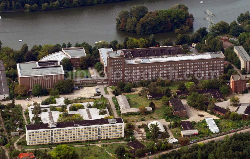 Aerial photograph Berlin - Das Rundfunkzentrum Nalepastraße in Berlin zählt zu den bedeutensten Funkbauten der DDR. Hier wurden Maßstäbe für die Rundfunkkultur gesetzt. Dieses mächtige Medium war sowohl Propagandamittel im Kampf der Systeme und Mittel zur Darstellung nach außen als auch nicht zu unterschätzender Kulturträger in der Gesellschaft der DDR. Es ist fast vollständig - bis auf die elektronische Einrichtung - im Zustand der Erbauungszeit erhalten. Man findet hier zum Beispiel Musikaufnahme- und Hörspielstudios. Wegen ihrer sehr guten akustischen Eigenschaften sind die Studios und die Aufnahmesäle für jede Art von Tonaufnahmen auch heute noch nutzbar. Das Gebäude wurde 2006 von dem Unternehmer Albert Ben-David von der Bau und Praktik GmbH erworben.