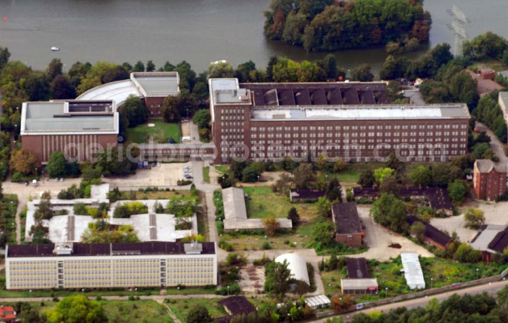 Berlin from above - Das Rundfunkzentrum Nalepastraße in Berlin zählt zu den bedeutensten Funkbauten der DDR. Hier wurden Maßstäbe für die Rundfunkkultur gesetzt. Dieses mächtige Medium war sowohl Propagandamittel im Kampf der Systeme und Mittel zur Darstellung nach außen als auch nicht zu unterschätzender Kulturträger in der Gesellschaft der DDR. Es ist fast vollständig - bis auf die elektronische Einrichtung - im Zustand der Erbauungszeit erhalten. Man findet hier zum Beispiel Musikaufnahme- und Hörspielstudios. Wegen ihrer sehr guten akustischen Eigenschaften sind die Studios und die Aufnahmesäle für jede Art von Tonaufnahmen auch heute noch nutzbar. Das Gebäude wurde 2006 von dem Unternehmer Albert Ben-David von der Bau und Praktik GmbH erworben.