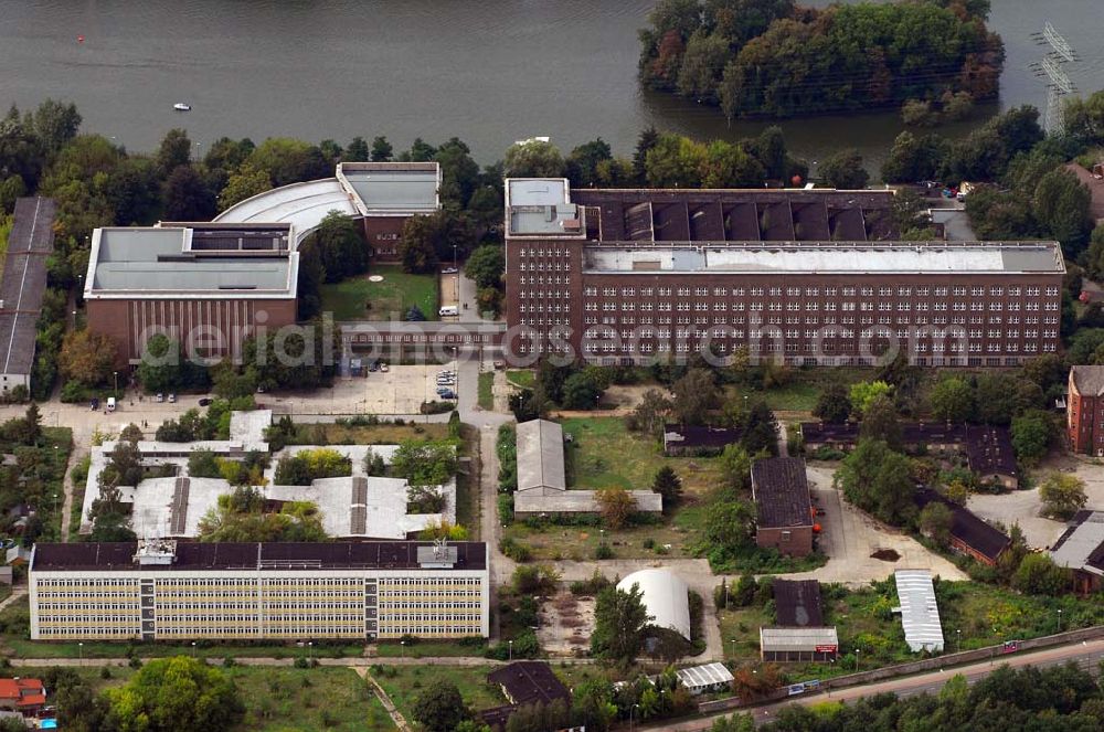 Berlin from the bird's eye view: Das Rundfunkzentrum Nalepastraße in Berlin zählt zu den bedeutensten Funkbauten der DDR. Hier wurden Maßstäbe für die Rundfunkkultur gesetzt. Dieses mächtige Medium war sowohl Propagandamittel im Kampf der Systeme und Mittel zur Darstellung nach außen als auch nicht zu unterschätzender Kulturträger in der Gesellschaft der DDR. Es ist fast vollständig - bis auf die elektronische Einrichtung - im Zustand der Erbauungszeit erhalten. Man findet hier zum Beispiel Musikaufnahme- und Hörspielstudios. Wegen ihrer sehr guten akustischen Eigenschaften sind die Studios und die Aufnahmesäle für jede Art von Tonaufnahmen auch heute noch nutzbar. Das Gebäude wurde 2006 von dem Unternehmer Albert Ben-David von der Bau und Praktik GmbH erworben.