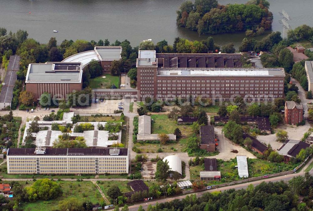 Aerial image Berlin - Das Rundfunkzentrum Nalepastraße in Berlin zählt zu den bedeutensten Funkbauten der DDR. Hier wurden Maßstäbe für die Rundfunkkultur gesetzt. Dieses mächtige Medium war sowohl Propagandamittel im Kampf der Systeme und Mittel zur Darstellung nach außen als auch nicht zu unterschätzender Kulturträger in der Gesellschaft der DDR. Es ist fast vollständig - bis auf die elektronische Einrichtung - im Zustand der Erbauungszeit erhalten. Man findet hier zum Beispiel Musikaufnahme- und Hörspielstudios. Wegen ihrer sehr guten akustischen Eigenschaften sind die Studios und die Aufnahmesäle für jede Art von Tonaufnahmen auch heute noch nutzbar. Das Gebäude wurde 2006 von dem Unternehmer Albert Ben-David von der Bau und Praktik GmbH erworben.