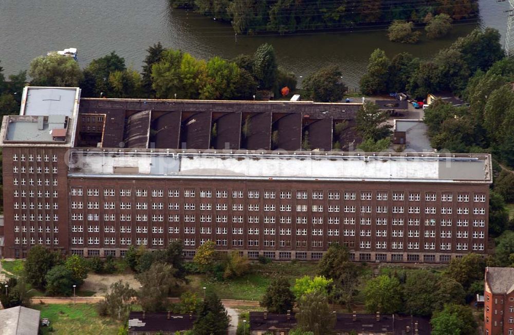 Aerial photograph Berlin - Das Rundfunkzentrum Nalepastraße in Berlin zählt zu den bedeutensten Funkbauten der DDR. Hier wurden Maßstäbe für die Rundfunkkultur gesetzt. Dieses mächtige Medium war sowohl Propagandamittel im Kampf der Systeme und Mittel zur Darstellung nach außen als auch nicht zu unterschätzender Kulturträger in der Gesellschaft der DDR. Es ist fast vollständig - bis auf die elektronische Einrichtung - im Zustand der Erbauungszeit erhalten. Man findet hier zum Beispiel Musikaufnahme- und Hörspielstudios. Wegen ihrer sehr guten akustischen Eigenschaften sind die Studios und die Aufnahmesäle für jede Art von Tonaufnahmen auch heute noch nutzbar. Das Gebäude wurde 2006 von dem Unternehmer Albert Ben-David von der Bau und Praktik GmbH erworben.