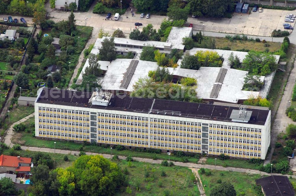 Berlin from above - Das Rundfunkzentrum Nalepastraße in Berlin zählt zu den bedeutensten Funkbauten der DDR. Hier wurden Maßstäbe für die Rundfunkkultur gesetzt. Dieses mächtige Medium war sowohl Propagandamittel im Kampf der Systeme und Mittel zur Darstellung nach außen als auch nicht zu unterschätzender Kulturträger in der Gesellschaft der DDR. Es ist fast vollständig - bis auf die elektronische Einrichtung - im Zustand der Erbauungszeit erhalten. Man findet hier zum Beispiel Musikaufnahme- und Hörspielstudios. Wegen ihrer sehr guten akustischen Eigenschaften sind die Studios und die Aufnahmesäle für jede Art von Tonaufnahmen auch heute noch nutzbar. Das Gebäude wurde 2006 von dem Unternehmer Albert Ben-David von der Bau und Praktik GmbH erworben.