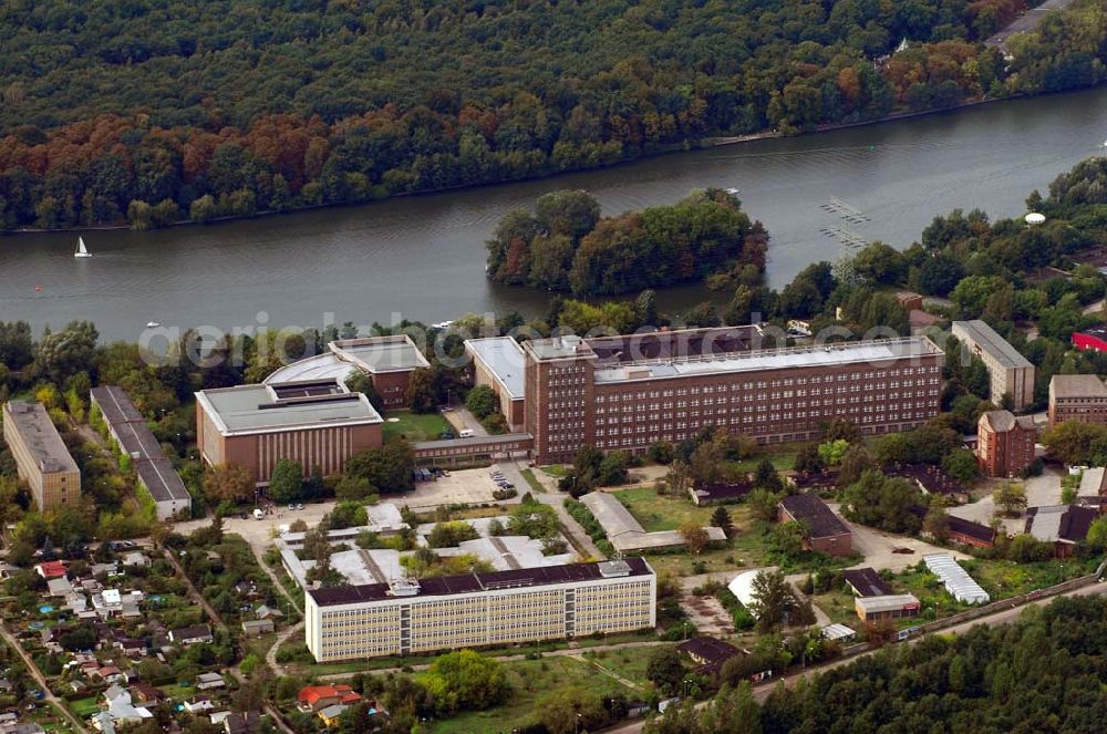 Aerial photograph Berlin - Das Rundfunkzentrum Nalepastraße in Berlin zählt zu den bedeutensten Funkbauten der DDR. Hier wurden Maßstäbe für die Rundfunkkultur gesetzt. Dieses mächtige Medium war sowohl Propagandamittel im Kampf der Systeme und Mittel zur Darstellung nach außen als auch nicht zu unterschätzender Kulturträger in der Gesellschaft der DDR. Es ist fast vollständig - bis auf die elektronische Einrichtung - im Zustand der Erbauungszeit erhalten. Man findet hier zum Beispiel Musikaufnahme- und Hörspielstudios. Wegen ihrer sehr guten akustischen Eigenschaften sind die Studios und die Aufnahmesäle für jede Art von Tonaufnahmen auch heute noch nutzbar. Das Gebäude wurde 2006 von dem Unternehmer Albert Ben-David von der Bau und Praktik GmbH erworben.