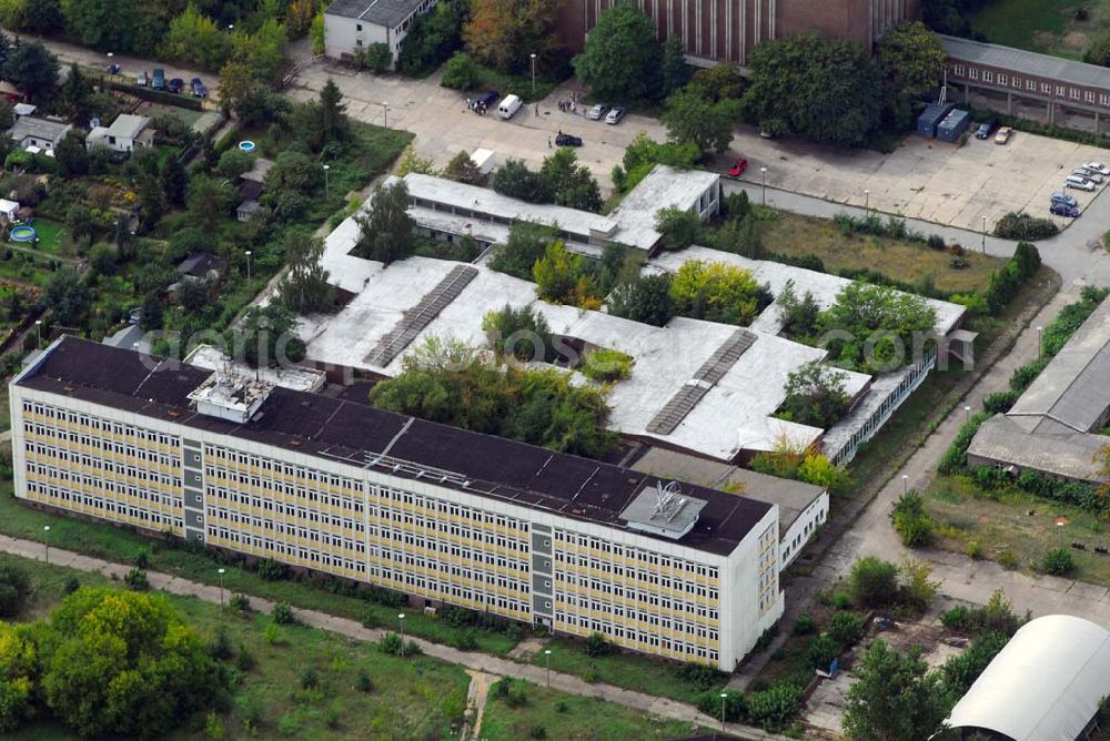 Berlin from above - Das Rundfunkzentrum Nalepastraße in Berlin zählt zu den bedeutensten Funkbauten der DDR. Hier wurden Maßstäbe für die Rundfunkkultur gesetzt. Dieses mächtige Medium war sowohl Propagandamittel im Kampf der Systeme und Mittel zur Darstellung nach außen als auch nicht zu unterschätzender Kulturträger in der Gesellschaft der DDR. Es ist fast vollständig - bis auf die elektronische Einrichtung - im Zustand der Erbauungszeit erhalten. Man findet hier zum Beispiel Musikaufnahme- und Hörspielstudios. Wegen ihrer sehr guten akustischen Eigenschaften sind die Studios und die Aufnahmesäle für jede Art von Tonaufnahmen auch heute noch nutzbar. Das Gebäude wurde 2006 von dem Unternehmer Albert Ben-David von der Bau und Praktik GmbH erworben.