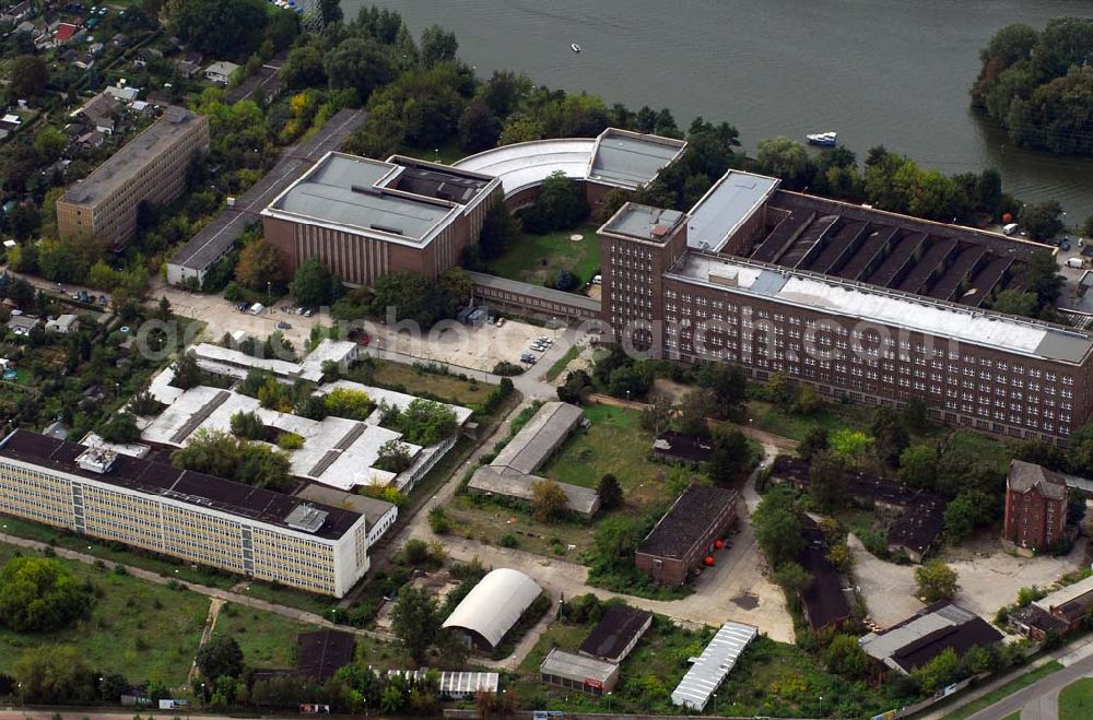 Berlin from the bird's eye view: Das Rundfunkzentrum Nalepastraße in Berlin zählt zu den bedeutensten Funkbauten der DDR. Hier wurden Maßstäbe für die Rundfunkkultur gesetzt. Dieses mächtige Medium war sowohl Propagandamittel im Kampf der Systeme und Mittel zur Darstellung nach außen als auch nicht zu unterschätzender Kulturträger in der Gesellschaft der DDR. Es ist fast vollständig - bis auf die elektronische Einrichtung - im Zustand der Erbauungszeit erhalten. Man findet hier zum Beispiel Musikaufnahme- und Hörspielstudios. Wegen ihrer sehr guten akustischen Eigenschaften sind die Studios und die Aufnahmesäle für jede Art von Tonaufnahmen auch heute noch nutzbar. Das Gebäude wurde 2006 von dem Unternehmer Albert Ben-David von der Bau und Praktik GmbH erworben.