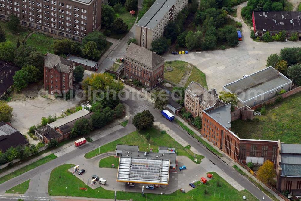 Aerial image Berlin - Das Rundfunkzentrum Nalepastraße in Berlin zählt zu den bedeutensten Funkbauten der DDR. Hier wurden Maßstäbe für die Rundfunkkultur gesetzt. Dieses mächtige Medium war sowohl Propagandamittel im Kampf der Systeme und Mittel zur Darstellung nach außen als auch nicht zu unterschätzender Kulturträger in der Gesellschaft der DDR. Es ist fast vollständig - bis auf die elektronische Einrichtung - im Zustand der Erbauungszeit erhalten. Man findet hier zum Beispiel Musikaufnahme- und Hörspielstudios. Wegen ihrer sehr guten akustischen Eigenschaften sind die Studios und die Aufnahmesäle für jede Art von Tonaufnahmen auch heute noch nutzbar. Das Gebäude wurde 2006 von dem Unternehmer Albert Ben-David von der Bau und Praktik GmbH erworben.