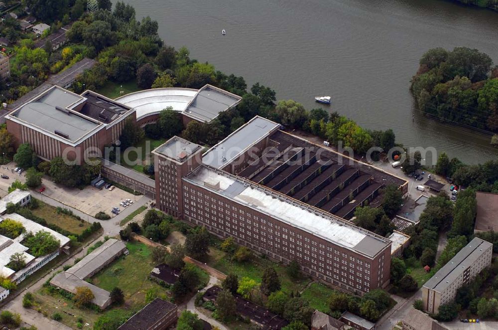 Aerial photograph Berlin - Das Rundfunkzentrum Nalepastraße in Berlin zählt zu den bedeutensten Funkbauten der DDR. Hier wurden Maßstäbe für die Rundfunkkultur gesetzt. Dieses mächtige Medium war sowohl Propagandamittel im Kampf der Systeme und Mittel zur Darstellung nach außen als auch nicht zu unterschätzender Kulturträger in der Gesellschaft der DDR. Es ist fast vollständig - bis auf die elektronische Einrichtung - im Zustand der Erbauungszeit erhalten. Man findet hier zum Beispiel Musikaufnahme- und Hörspielstudios. Wegen ihrer sehr guten akustischen Eigenschaften sind die Studios und die Aufnahmesäle für jede Art von Tonaufnahmen auch heute noch nutzbar. Das Gebäude wurde 2006 von dem Unternehmer Albert Ben-David von der Bau und Praktik GmbH erworben.