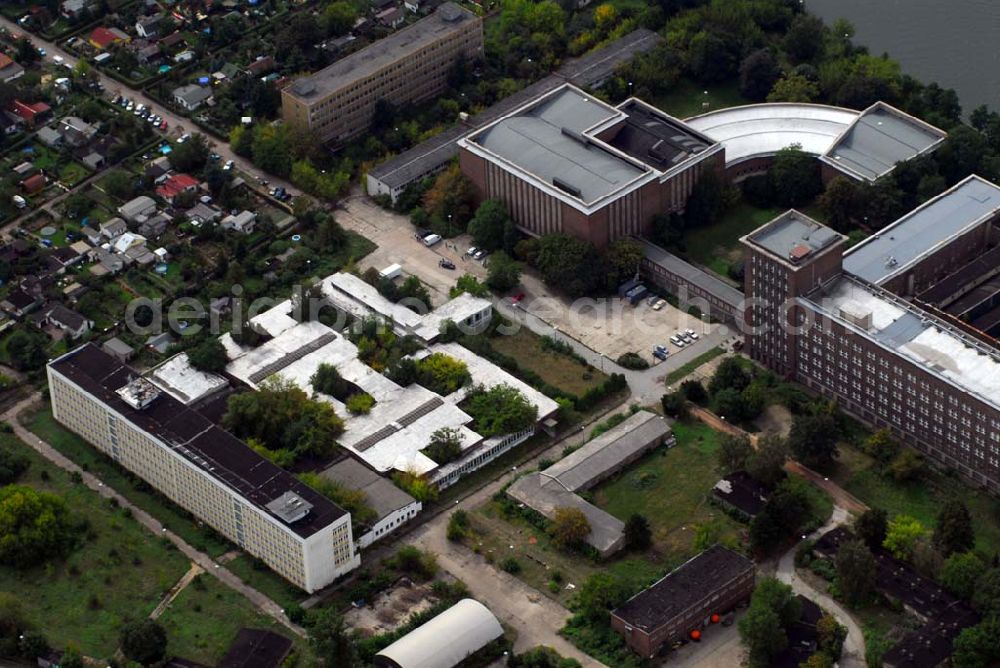 Berlin from above - Das Rundfunkzentrum Nalepastraße in Berlin zählt zu den bedeutensten Funkbauten der DDR. Hier wurden Maßstäbe für die Rundfunkkultur gesetzt. Dieses mächtige Medium war sowohl Propagandamittel im Kampf der Systeme und Mittel zur Darstellung nach außen als auch nicht zu unterschätzender Kulturträger in der Gesellschaft der DDR. Es ist fast vollständig - bis auf die elektronische Einrichtung - im Zustand der Erbauungszeit erhalten. Man findet hier zum Beispiel Musikaufnahme- und Hörspielstudios. Wegen ihrer sehr guten akustischen Eigenschaften sind die Studios und die Aufnahmesäle für jede Art von Tonaufnahmen auch heute noch nutzbar. Das Gebäude wurde 2006 von dem Unternehmer Albert Ben-David von der Bau und Praktik GmbH erworben.