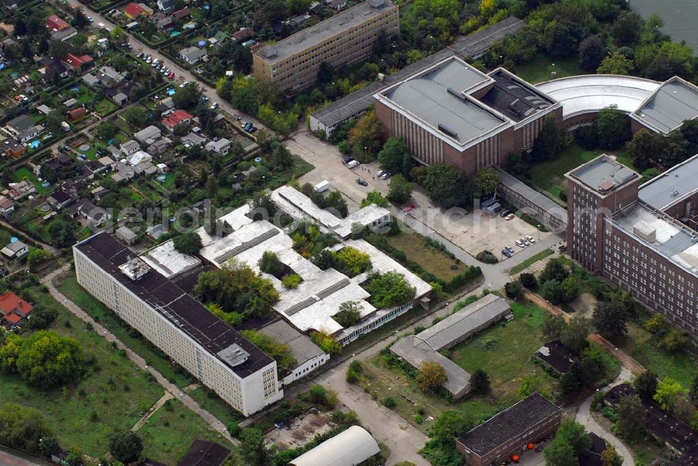 Berlin from the bird's eye view: Das Rundfunkzentrum Nalepastraße in Berlin zählt zu den bedeutensten Funkbauten der DDR. Hier wurden Maßstäbe für die Rundfunkkultur gesetzt. Dieses mächtige Medium war sowohl Propagandamittel im Kampf der Systeme und Mittel zur Darstellung nach außen als auch nicht zu unterschätzender Kulturträger in der Gesellschaft der DDR. Es ist fast vollständig - bis auf die elektronische Einrichtung - im Zustand der Erbauungszeit erhalten. Man findet hier zum Beispiel Musikaufnahme- und Hörspielstudios. Wegen ihrer sehr guten akustischen Eigenschaften sind die Studios und die Aufnahmesäle für jede Art von Tonaufnahmen auch heute noch nutzbar. Das Gebäude wurde 2006 von dem Unternehmer Albert Ben-David von der Bau und Praktik GmbH erworben.