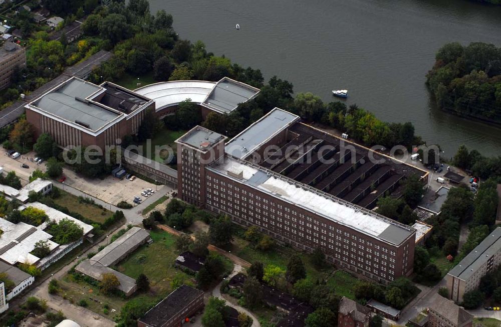 Aerial image Berlin - Das Rundfunkzentrum Nalepastraße in Berlin zählt zu den bedeutensten Funkbauten der DDR. Hier wurden Maßstäbe für die Rundfunkkultur gesetzt. Dieses mächtige Medium war sowohl Propagandamittel im Kampf der Systeme und Mittel zur Darstellung nach außen als auch nicht zu unterschätzender Kulturträger in der Gesellschaft der DDR. Es ist fast vollständig - bis auf die elektronische Einrichtung - im Zustand der Erbauungszeit erhalten. Man findet hier zum Beispiel Musikaufnahme- und Hörspielstudios. Wegen ihrer sehr guten akustischen Eigenschaften sind die Studios und die Aufnahmesäle für jede Art von Tonaufnahmen auch heute noch nutzbar. Das Gebäude wurde 2006 von dem Unternehmer Albert Ben-David von der Bau und Praktik GmbH erworben.