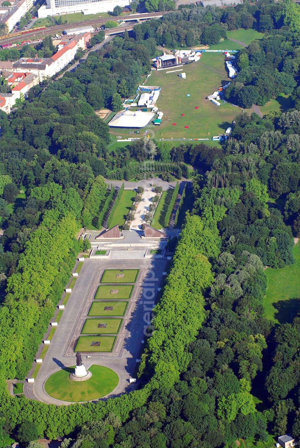 Berlin from above - Blick auf das russische Ehrenmal in Berlin Treptow. Zur Gestaltung der Gedenkstätte wurde von den sowjetischen Besatzungstruppen ein Wettbewerb ausgelobt. Von Juni 1946 an wurde ein unter 52 eingereichten Entwürfen ausgewählter Vorschlag umgesetzt. Er stammt von einem sowjetischen „Schöpferkollektiv“, dem der Architekt Jakow S. Belopolski, der Bildhauer Jewgeni Wutschetitsch, der Maler Alexan der A. Gorpenko und die Ingenieurin Sarra S. Walerius vorstanden. Die Gedenkstätte wurde an Stelle der dort vorhandenen großen Spiel- und Sportwiese angelegt, im Mai 1949 wurde die Anlage vollendet.Im Oktober 2003 wurde die Statue des Rotarmisten in einer Werkstatt auf Rügen restauriert, mit einem Schiff wieder nach Berlin gebracht, und steht seit dem 4. Mai 2004 wieder auf ihrem Sockel.