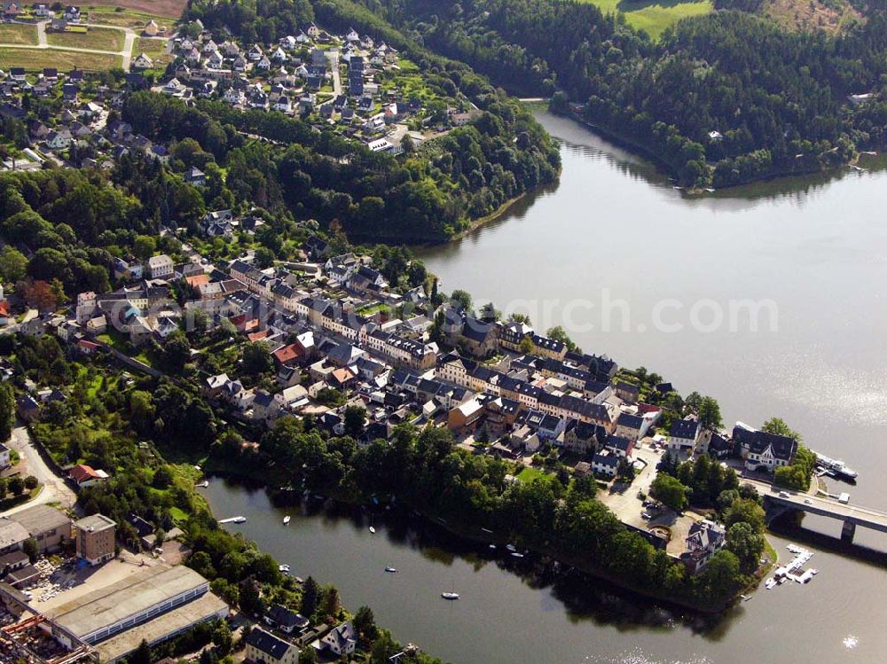 Aerial image Saalburg - 27.08.2005 Saalburg; Saalburg-Ebersdorf ist eine Stadt im Saale-Orla-Kreis in Thüringen, die am größten Stausee Deutschlands, der Bleilochtalsperre, liegt.Die Stadt entstand am 1. Januar 2003 durch den freiwilligen Zusammenschluss der ehemaligen Stadt Saalburg und der Gemeinde Ebersdorf/Thüringen.