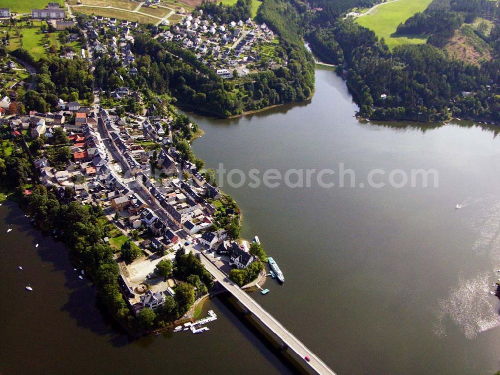 Aerial photograph Saalburg - 27.08.2005 Saalburg; Saalburg-Ebersdorf ist eine Stadt im Saale-Orla-Kreis in Thüringen, die am größten Stausee Deutschlands, der Bleilochtalsperre, liegt.Die Stadt entstand am 1. Januar 2003 durch den freiwilligen Zusammenschluss der ehemaligen Stadt Saalburg und der Gemeinde Ebersdorf/Thüringen.