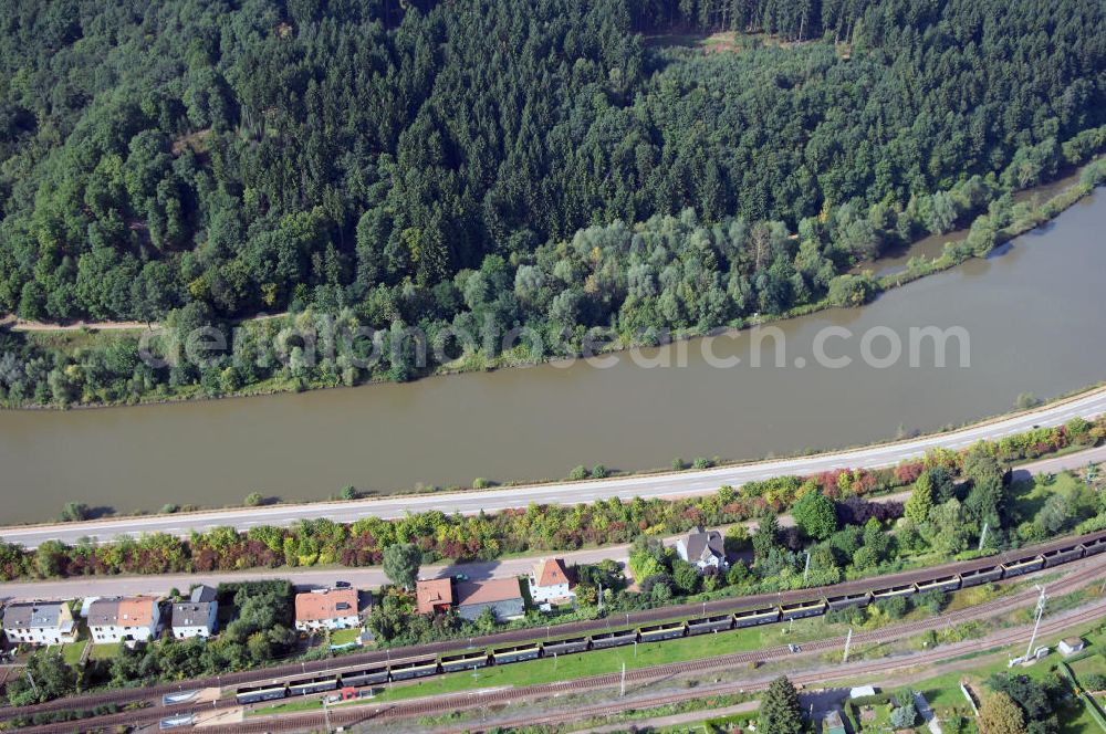 Aerial photograph Saarhölzbach - Blick auf die Saar bei Saarhölzbach. Der Fluss hat eine Länge von 246 Kilometern und ist der größte Nebenfluss der Mosel. Am Donon in den Vogesen im Elsass in Frankreich entspringt die Saar, in Deutschland bei Konz mündet sie in die Mosel. Sie besteht aus zwei Quellflüssen - der roten und der weißen Saar, die bei Hermelange schließlich zusammenfließen. Bei Mettlach im Saarland, macht die Saar eine Schleife und fließt weiter nach Rheinland-Pfalz. Saarhölzbach ist ein Ortsteil der Gemeinde Mettlach und wurde erstmals 802 von Karl dem Großen unter dem Namen Hülzbach erwähnt. Touristisch interessant sind in Saarhölzbach der Aussichtspunkt Vogelfelsen, der Teufelsschornstein und die Kreuzkupp.