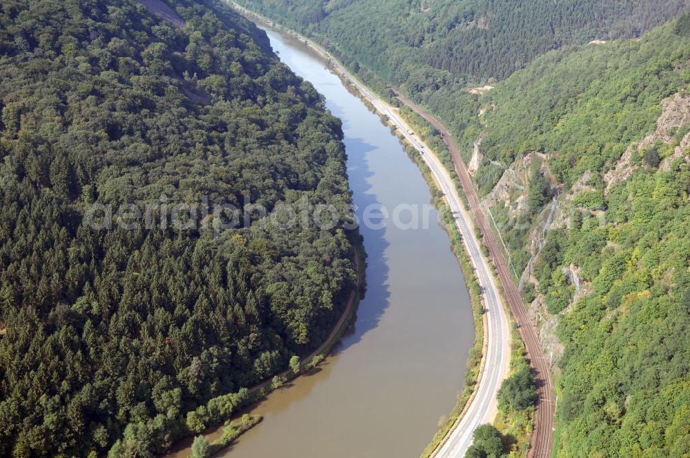 Saarhölzbach from above - Blick auf die Saar bei Saarhölzbach. Der Fluss hat eine Länge von 246 Kilometern und ist der größte Nebenfluss der Mosel. Am Donon in den Vogesen im Elsass in Frankreich entspringt die Saar, in Deutschland bei Konz mündet sie in die Mosel. Sie besteht aus zwei Quellflüssen - der roten und der weißen Saar, die bei Hermelange schließlich zusammenfließen. Bei Mettlach im Saarland, macht die Saar eine Schleife und fließt weiter nach Rheinland-Pfalz. Saarhölzbach ist ein Ortsteil der Gemeinde Mettlach und wurde erstmals 802 von Karl dem Großen unter dem Namen Hülzbach erwähnt. Touristisch interessant sind in Saarhölzbach der Aussichtspunkt Vogelfelsen, der Teufelsschornstein und die Kreuzkupp.