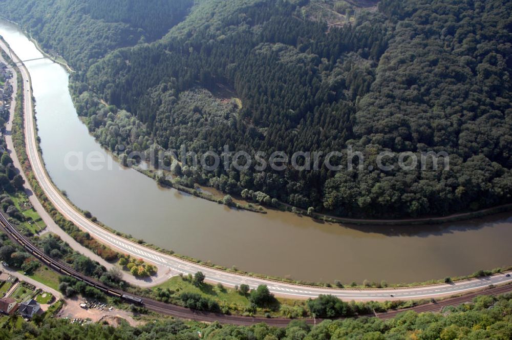 Saarhölzbach from the bird's eye view: Blick auf die Saar bei Saarhölzbach. Der Fluss hat eine Länge von 246 Kilometern und ist der größte Nebenfluss der Mosel. Am Donon in den Vogesen im Elsass in Frankreich entspringt die Saar, in Deutschland bei Konz mündet sie in die Mosel. Sie besteht aus zwei Quellflüssen - der roten und der weißen Saar, die bei Hermelange schließlich zusammenfließen. Bei Mettlach im Saarland, macht die Saar eine Schleife und fließt weiter nach Rheinland-Pfalz. Saarhölzbach ist ein Ortsteil der Gemeinde Mettlach und wurde erstmals 802 von Karl dem Großen unter dem Namen Hülzbach erwähnt. Touristisch interessant sind in Saarhölzbach der Aussichtspunkt Vogelfelsen, der Teufelsschornstein und die Kreuzkupp.