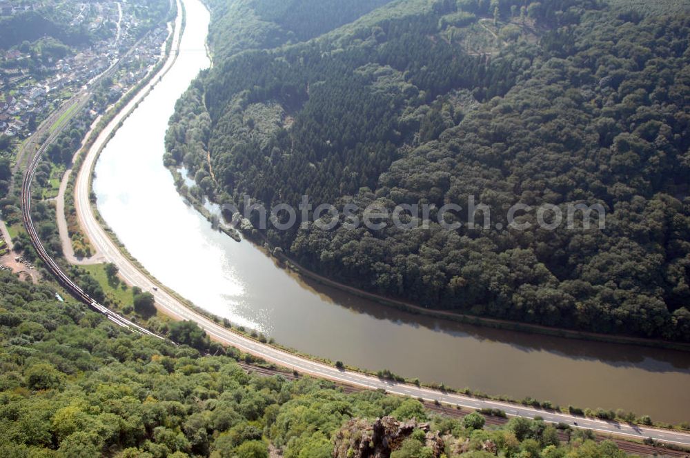 Aerial image Saarhölzbach - Blick auf die Saar bei Saarhölzbach. Der Fluss hat eine Länge von 246 Kilometern und ist der größte Nebenfluss der Mosel. Am Donon in den Vogesen im Elsass in Frankreich entspringt die Saar, in Deutschland bei Konz mündet sie in die Mosel. Sie besteht aus zwei Quellflüssen - der roten und der weißen Saar, die bei Hermelange schließlich zusammenfließen. Bei Mettlach im Saarland, macht die Saar eine Schleife und fließt weiter nach Rheinland-Pfalz. Saarhölzbach ist ein Ortsteil der Gemeinde Mettlach und wurde erstmals 802 von Karl dem Großen unter dem Namen Hülzbach erwähnt. Touristisch interessant sind in Saarhölzbach der Aussichtspunkt Vogelfelsen, der Teufelsschornstein und die Kreuzkupp.