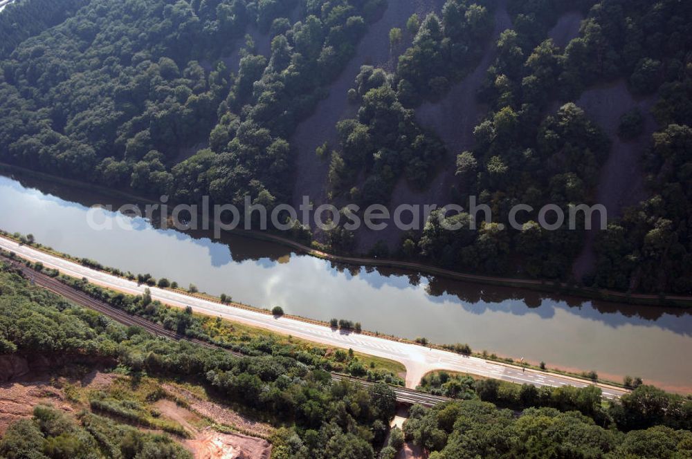 Aerial photograph Saarhölzbach - Blick auf die Saar bei Saarhölzbach. Der Fluss hat eine Länge von 246 Kilometern und ist der größte Nebenfluss der Mosel. Am Donon in den Vogesen im Elsass in Frankreich entspringt die Saar, in Deutschland bei Konz mündet sie in die Mosel. Sie besteht aus zwei Quellflüssen - der roten und der weißen Saar, die bei Hermelange schließlich zusammenfließen. Bei Mettlach im Saarland, macht die Saar eine Schleife und fließt weiter nach Rheinland-Pfalz. Saarhölzbach ist ein Ortsteil der Gemeinde Mettlach und wurde erstmals 802 von Karl dem Großen unter dem Namen Hülzbach erwähnt. Touristisch interessant sind in Saarhölzbach der Aussichtspunkt Vogelfelsen, der Teufelsschornstein und die Kreuzkupp.