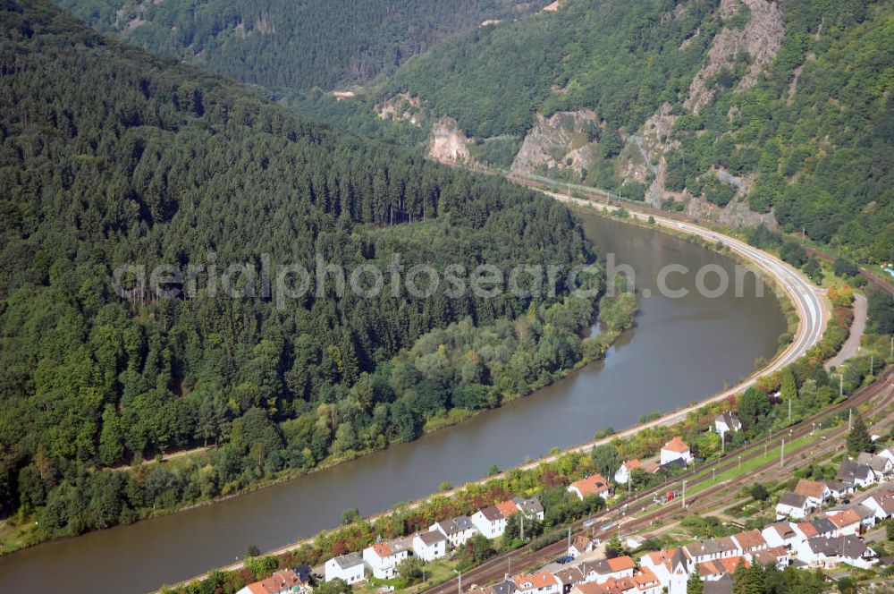 Aerial image Saarhölzbach - Blick auf die Saar bei Saarhölzbach. Der Fluss hat eine Länge von 246 Kilometern und ist der größte Nebenfluss der Mosel. Am Donon in den Vogesen im Elsass in Frankreich entspringt die Saar, in Deutschland bei Konz mündet sie in die Mosel. Sie besteht aus zwei Quellflüssen - der roten und der weißen Saar, die bei Hermelange schließlich zusammenfließen. Bei Mettlach im Saarland, macht die Saar eine Schleife und fließt weiter nach Rheinland-Pfalz. Saarhölzbach ist ein Ortsteil der Gemeinde Mettlach und wurde erstmals 802 von Karl dem Großen unter dem Namen Hülzbach erwähnt. Touristisch interessant sind in Saarhölzbach der Aussichtspunkt Vogelfelsen, der Teufelsschornstein und die Kreuzkupp.