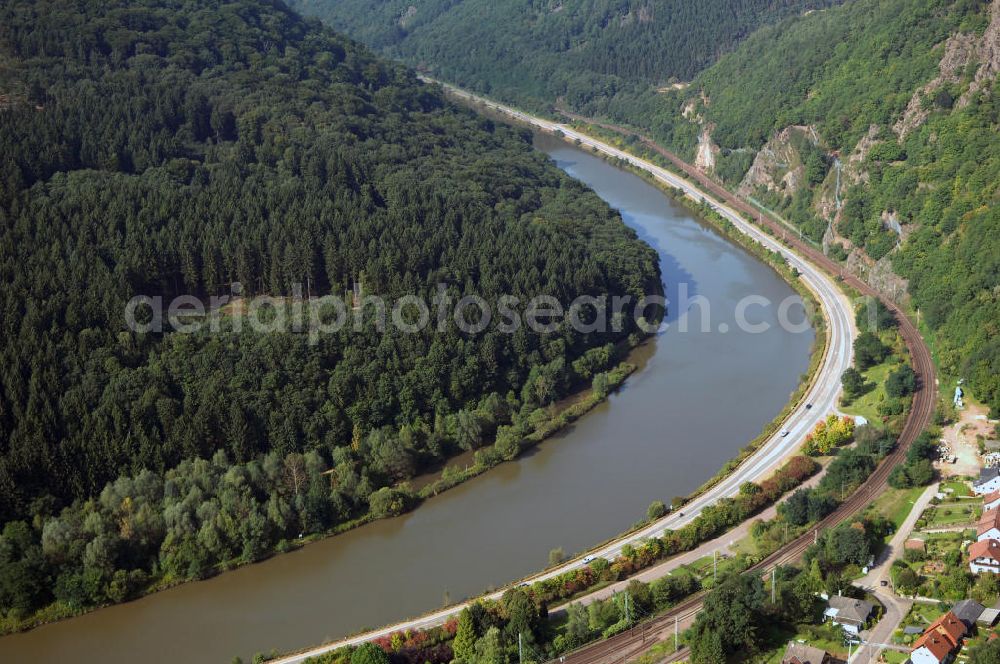 Aerial photograph Saarhölzbach - Blick auf die Saar bei Saarhölzbach. Der Fluss hat eine Länge von 246 Kilometern und ist der größte Nebenfluss der Mosel. Am Donon in den Vogesen im Elsass in Frankreich entspringt die Saar, in Deutschland bei Konz mündet sie in die Mosel. Sie besteht aus zwei Quellflüssen - der roten und der weißen Saar, die bei Hermelange schließlich zusammenfließen. Bei Mettlach im Saarland, macht die Saar eine Schleife und fließt weiter nach Rheinland-Pfalz. Saarhölzbach ist ein Ortsteil der Gemeinde Mettlach und wurde erstmals 802 von Karl dem Großen unter dem Namen Hülzbach erwähnt. Touristisch interessant sind in Saarhölzbach der Aussichtspunkt Vogelfelsen, der Teufelsschornstein und die Kreuzkupp.