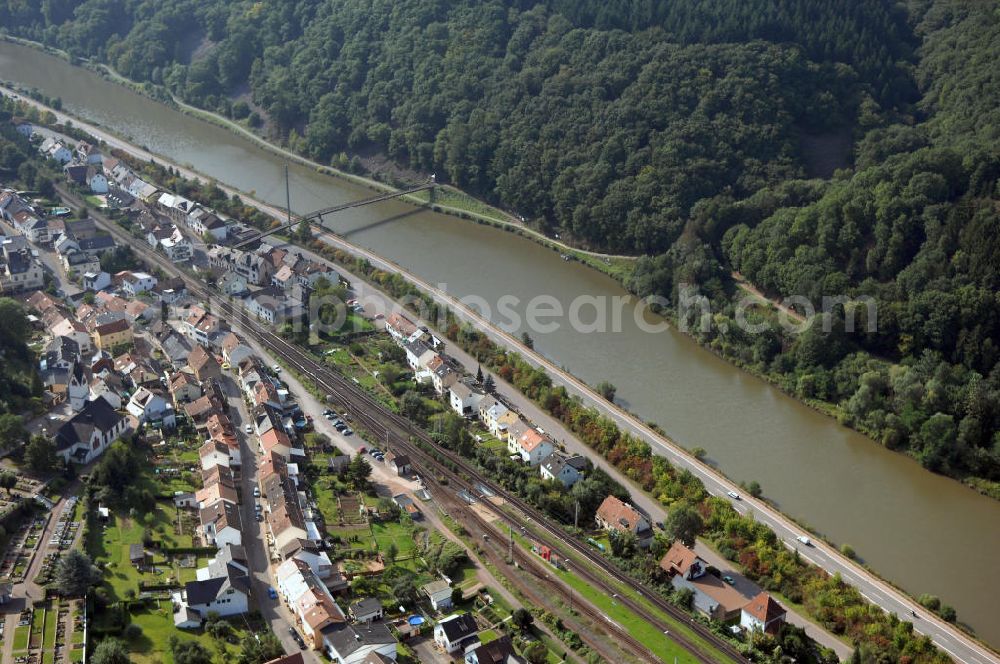 Saarhölzbach from the bird's eye view: Blick auf die Saar bei Saarhölzbach. Der Fluss hat eine Länge von 246 Kilometern und ist der größte Nebenfluss der Mosel. Am Donon in den Vogesen im Elsass in Frankreich entspringt die Saar, in Deutschland bei Konz mündet sie in die Mosel. Sie besteht aus zwei Quellflüssen - der roten und der weißen Saar, die bei Hermelange schließlich zusammenfließen. Bei Mettlach im Saarland, macht die Saar eine Schleife und fließt weiter nach Rheinland-Pfalz. Saarhölzbach ist ein Ortsteil der Gemeinde Mettlach und wurde erstmals 802 von Karl dem Großen unter dem Namen Hülzbach erwähnt. Touristisch interessant sind in Saarhölzbach der Aussichtspunkt Vogelfelsen, der Teufelsschornstein und die Kreuzkupp.