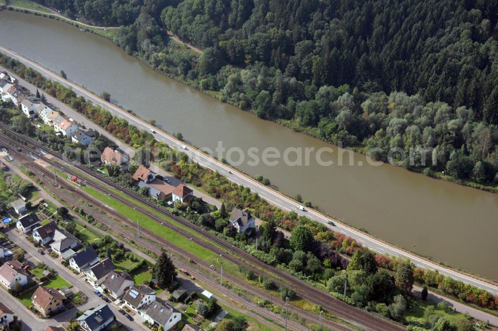 Aerial image Saarhölzbach - Blick auf die Saar bei Saarhölzbach. Der Fluss hat eine Länge von 246 Kilometern und ist der größte Nebenfluss der Mosel. Am Donon in den Vogesen im Elsass in Frankreich entspringt die Saar, in Deutschland bei Konz mündet sie in die Mosel. Sie besteht aus zwei Quellflüssen - der roten und der weißen Saar, die bei Hermelange schließlich zusammenfließen. Bei Mettlach im Saarland, macht die Saar eine Schleife und fließt weiter nach Rheinland-Pfalz. Saarhölzbach ist ein Ortsteil der Gemeinde Mettlach und wurde erstmals 802 von Karl dem Großen unter dem Namen Hülzbach erwähnt. Touristisch interessant sind in Saarhölzbach der Aussichtspunkt Vogelfelsen, der Teufelsschornstein und die Kreuzkupp.