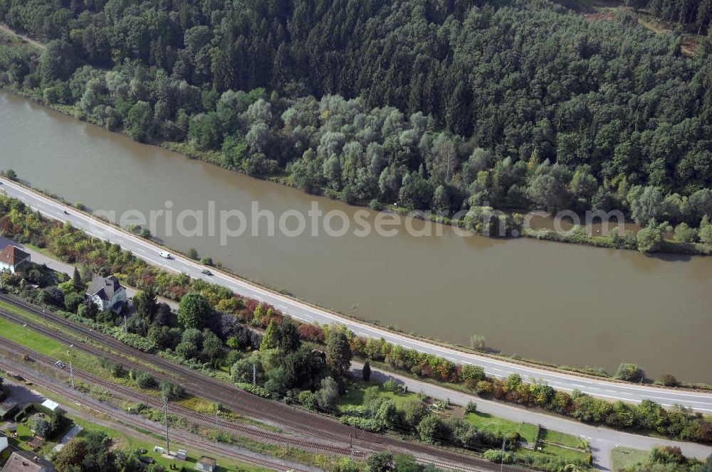 Aerial photograph Saarhölzbach - Blick auf die Saar bei Saarhölzbach. Der Fluss hat eine Länge von 246 Kilometern und ist der größte Nebenfluss der Mosel. Am Donon in den Vogesen im Elsass in Frankreich entspringt die Saar, in Deutschland bei Konz mündet sie in die Mosel. Sie besteht aus zwei Quellflüssen - der roten und der weißen Saar, die bei Hermelange schließlich zusammenfließen. Bei Mettlach im Saarland, macht die Saar eine Schleife und fließt weiter nach Rheinland-Pfalz. Saarhölzbach ist ein Ortsteil der Gemeinde Mettlach und wurde erstmals 802 von Karl dem Großen unter dem Namen Hülzbach erwähnt. Touristisch interessant sind in Saarhölzbach der Aussichtspunkt Vogelfelsen, der Teufelsschornstein und die Kreuzkupp.