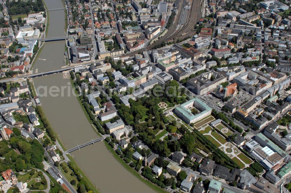 Salzburg from the bird's eye view: Blick auf Salzburg mit der Salzach und dem Schloss Mirabell.