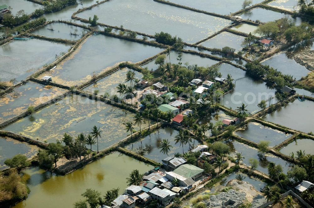 Aerial photograph Lingayen - Blick auf Salzgewinnungsanlagen in einem Fischerdorf. View of salt production facilities in a fishing village.