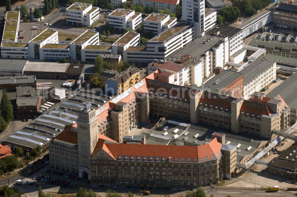 Aerial photograph Berlin - Blick auf die Samsung - Niederlassung Deutschland in Berlin Oberschöneweide. Die Samsung Group ist der größte südkoreanische Mischkonzern. In der Samsung-Gruppe sind mehr als 250.000 Menschen beschäftigt, und sie gehört zu den weltweit größten Unternehmen gemessen an Umsatz und Marktstärke. Großes Aufsehen in den Medien erregte die Schließung des Samsung-SDI-Werkes in Berlin. Das Gebäude der Niederlassung in Berlin ist denkmalgeschützt. Adresse: Ostendstr. 1-14, 12459 Berlin, +49 (0)30 5305 5 Kontakt: Samsung Electronics GmbH, Am Kronberger Hang 6, 65824 Schwalbach / Ts., EMail impressum@samsung.de