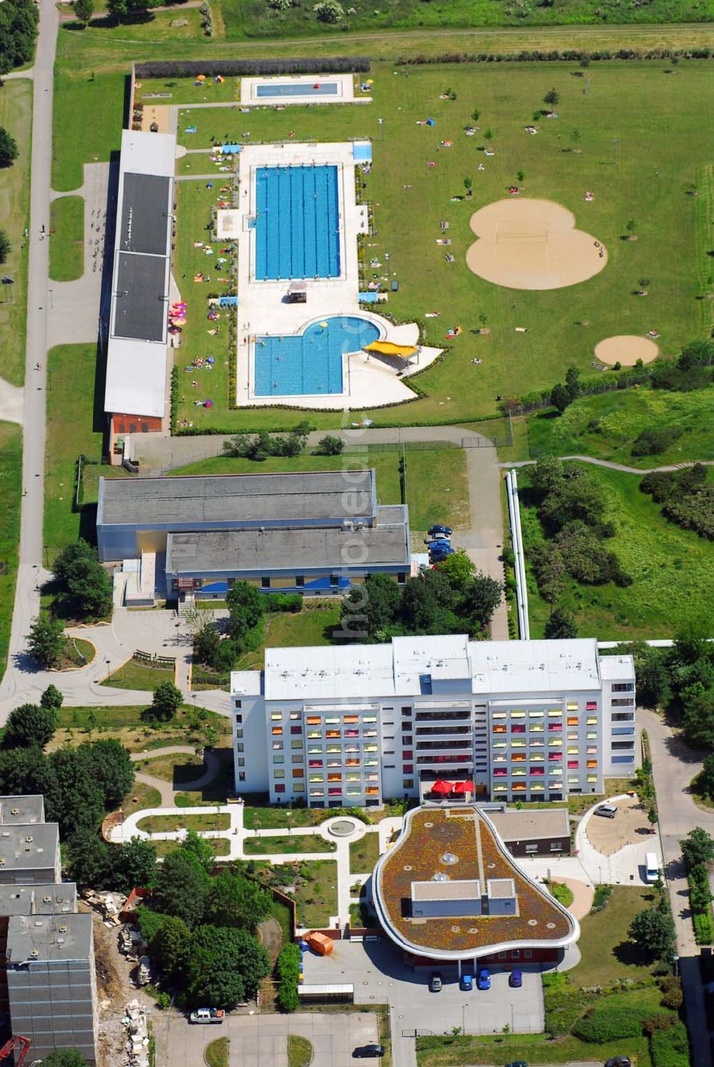 Aerial photograph Magdeburg - Blick auf das sanierte Altenpflegeheim und das neu gebaute Freibad in Magdeburg-Olvenstedt. Kontakt Freibad: Schwimmhalle Olvenstedt, Johannes-Göderitz-Str. 113, 39130 Magdeburg, Tel: (0391) 7226227 Kontakt Altenpflegeheim: Altenpflegeheim Olvenstedt, Johannes-Göderitz-Str. 83, 39130 Magdeburg, Tel.: 0391/72673