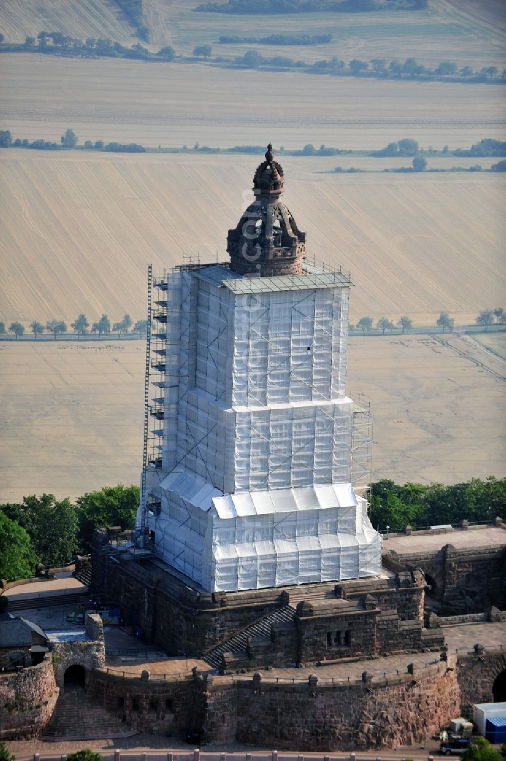 Steinthaleben from the bird's eye view: Look at redevelopment of the monument Kyffhäuser near Steinthaleben in the state of Thuringia. The building with an equestrian statue was established by the architect Bruno Schmitz in honor of Kaiser Wilhelm I from 1890 to 1896. The monument, which was affcted by storm, is planed to be restored by the company Romstedt Technologies for Restorers GmbH until November 2013. The necessary scaffold is provided by the company Franke & Wagner GmbH