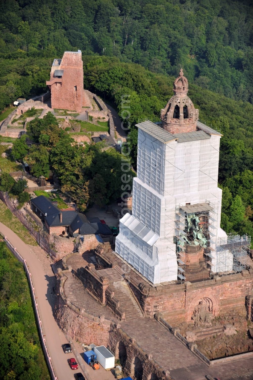 Steinthaleben from the bird's eye view: Look at redevelopment of the monument Kyffhäuser near Steinthaleben in the state of Thuringia. The building with an equestrian statue was established by the architect Bruno Schmitz in honor of Kaiser Wilhelm I from 1890 to 1896. The monument, which was affcted by storm, is planed to be restored by the company Romstedt Technologies for Restorers GmbH until November 2013. The necessary scaffold is provided by the company Franke & Wagner GmbH