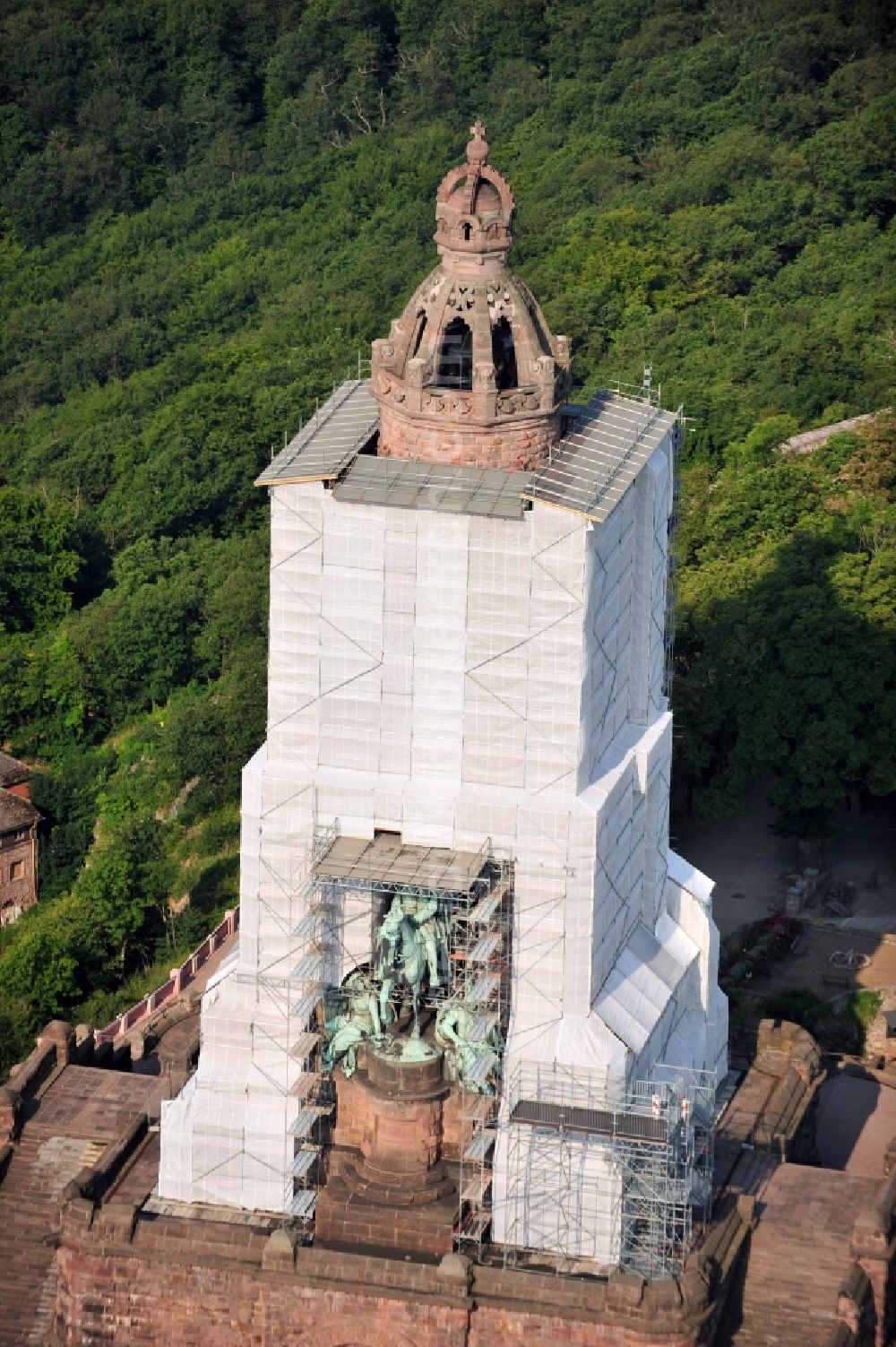 Aerial image Steinthaleben - Look at redevelopment of the monument Kyffhäuser near Steinthaleben in the state of Thuringia. The building with an equestrian statue was established by the architect Bruno Schmitz in honor of Kaiser Wilhelm I from 1890 to 1896. The monument, which was affcted by storm, is planed to be restored by the company Romstedt Technologies for Restorers GmbH until November 2013. The necessary scaffold is provided by the company Franke & Wagner GmbH