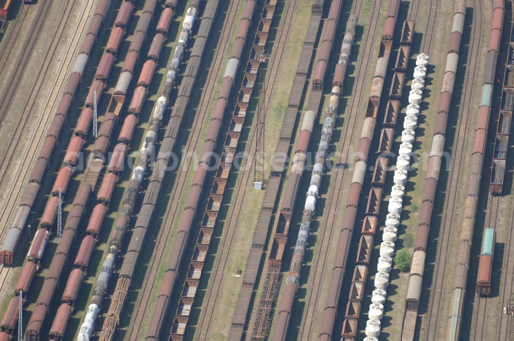 Aerial photograph Rostock - Blick auf die Schienen zwischen Rostock Hinrichsdorf und Toitenwinkel.