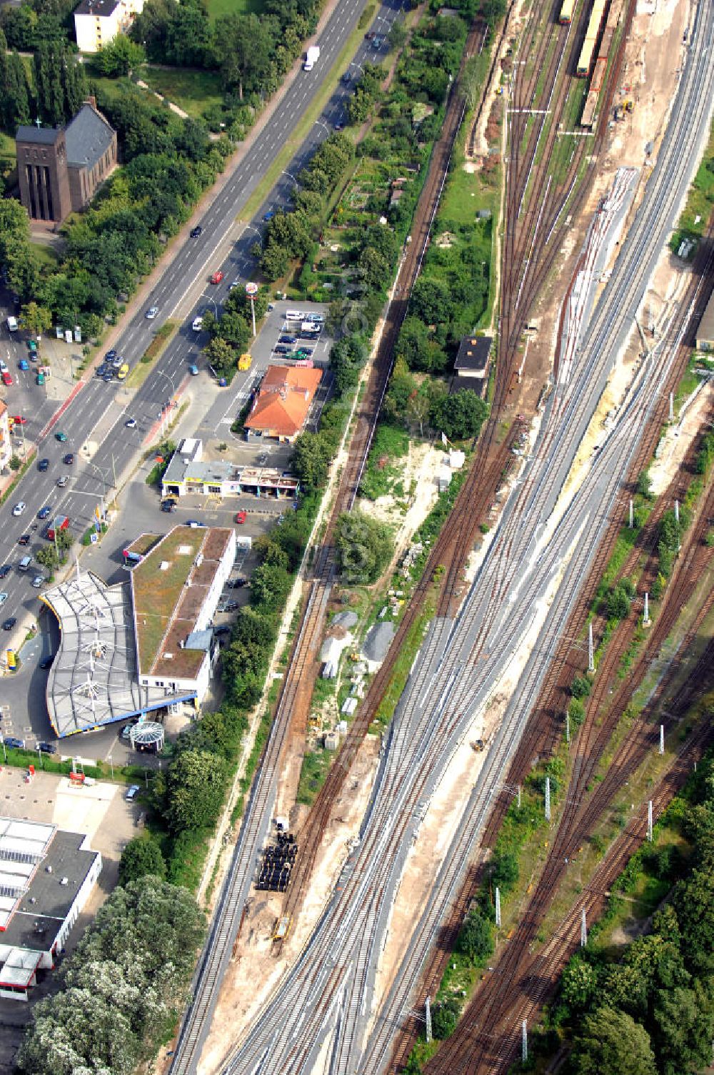 Berlin from the bird's eye view: Blick auf das Gleisnetz am Betriebsbahnhof Schöneweide. Dieser ist links im Bild zu sehen, direkt am Adlergestell. Im Bildzentrum befindet sich die Hauptwerkstatt Berlin-Schöneweide der S-Bahn Berlin GmbH, die sich hauptsächlich mit der Fahrzeugerhaltung des Wagenparkes der Berliner S-Bahn sowie der U- und Straßenbahnzüge der Stadt befasst.