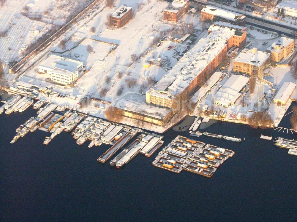 Aerial image Berlin - Rummelsburg - Ein Winterblick auf die Schifffahrtsindustrie Rummelsburger Bucht.