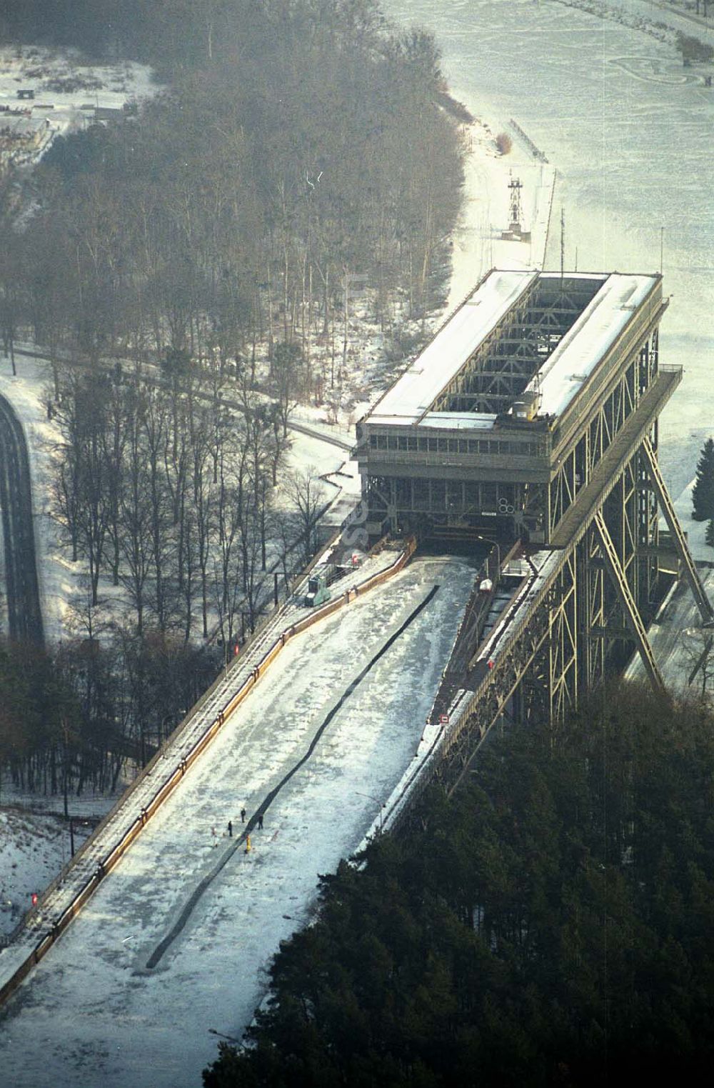 Niederfinow / Brandenburg from the bird's eye view: Das Schiffshebewerk Niederfinow stößt natürlich bereits seit langer Zeit an seine Kapazität. Aus diesem Grund steht bereits seit einigen Jahren ein neues Schiffshebewerk in Planung. In den nächsten 2Jahren soll voraussichtlich der Baubeginn sein. Es entsteht zwischen dem alten Schiffshebewerk und der alten Schleusentreppe.