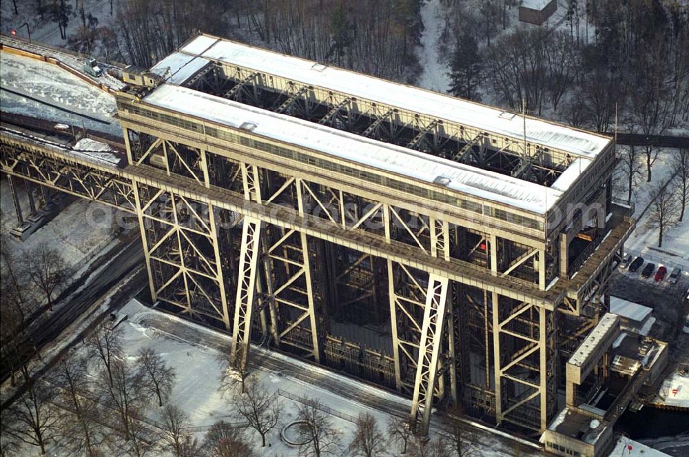 Aerial photograph Niederfinow / Brandenburg - Das Schiffshebewerk Niederfinow stößt natürlich bereits seit langer Zeit an seine Kapazität. Aus diesem Grund steht bereits seit einigen Jahren ein neues Schiffshebewerk in Planung. In den nächsten 2Jahren soll voraussichtlich der Baubeginn sein. Es entsteht zwischen dem alten Schiffshebewerk und der alten Schleusentreppe.