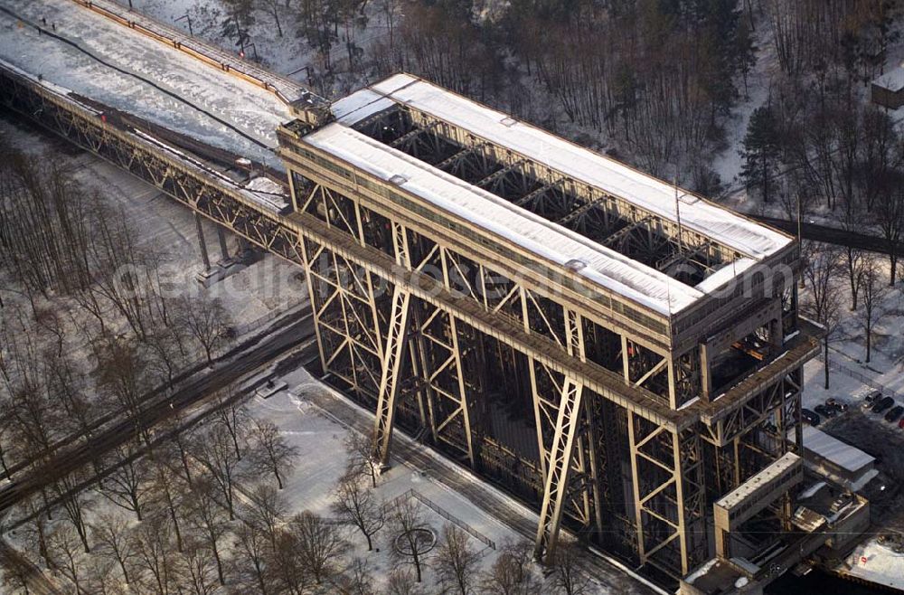 Niederfinow / Brandenburg from above - Das Schiffshebewerk Niederfinow stößt natürlich bereits seit langer Zeit an seine Kapazität. Aus diesem Grund steht bereits seit einigen Jahren ein neues Schiffshebewerk in Planung. In den nächsten 2Jahren soll voraussichtlich der Baubeginn sein. Es entsteht zwischen dem alten Schiffshebewerk und der alten Schleusentreppe.