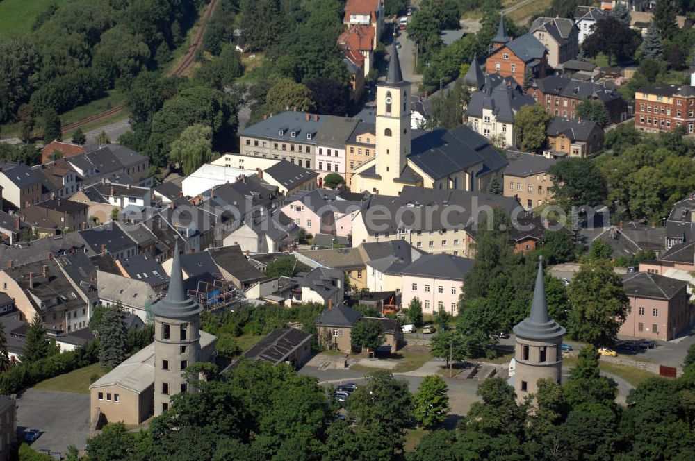 SCHLEIZ from above - Bis 1848, als die Landesregierung und das Fürstenhaus Reuß jüngere Linie nach Gera zogen, war Schleiz eine Residenzstadt. Im April 1945 wurde das Schleizer Schloss durch einen Bombenangriff der Alliierten zerstört. Im Vordergrund sieht man die noch erhalteten Türme. Dahinter sind die Stadtkirche und Wohnhäuser. Kontakt: Bahnhofstraße 1, 07907 Schleiz, Tel. +49 (0)3663 4804 0, Fax +49 (0)3663 423220, email info@schleiz.de